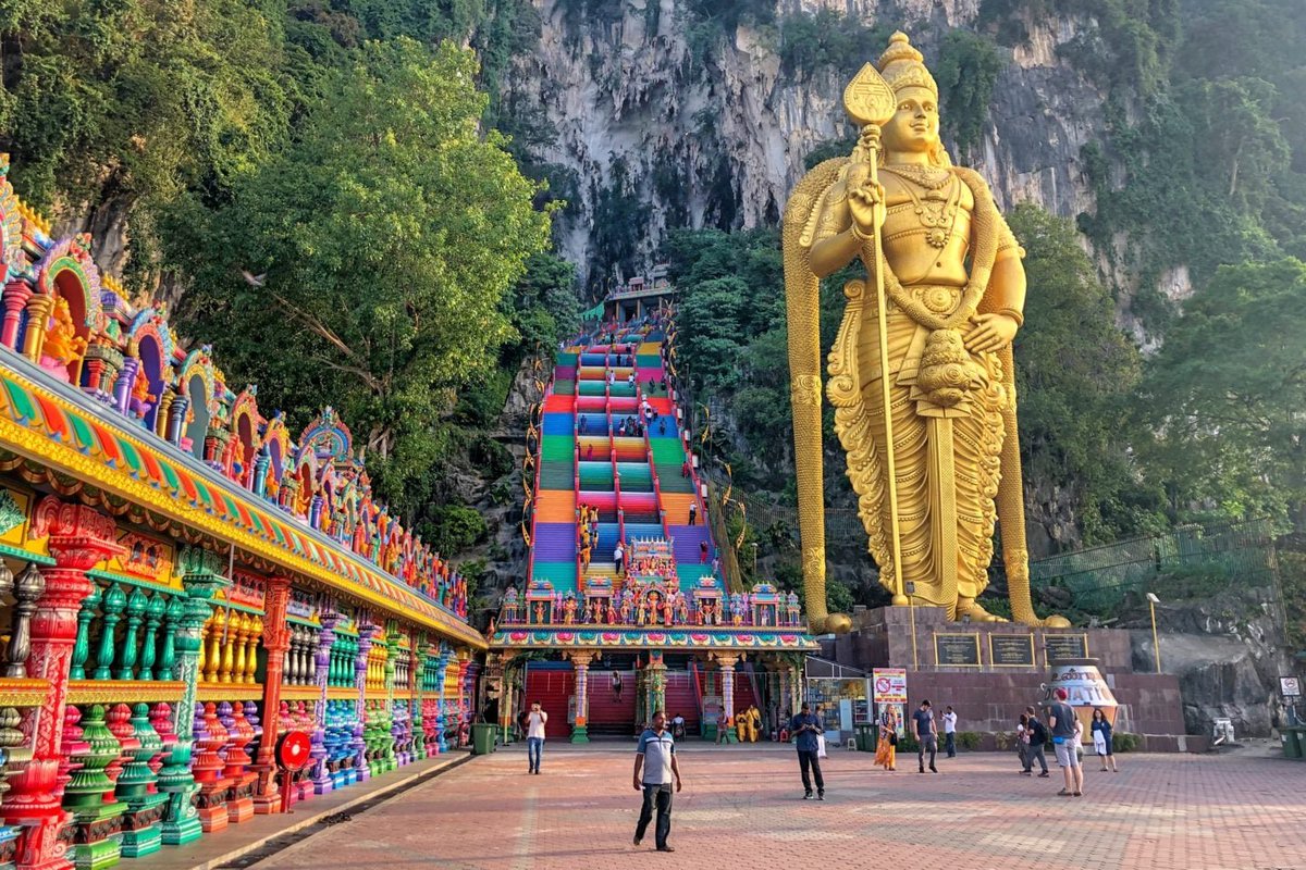 beef_fin's tweet photo. 友人がKLに遊びに来た際、KL案内で何度も行くBatu Caves。ここのベストな案内方法を模索中。正直、登る前の「巨大な像＋虹色の階段」を見上げるときがピークな気はしてる。

これまでは一応毎回頂上まで登ってはいるんだけど、下から全体像と階段でサクッと写真を撮って、早々に近くで美味しいロティチャナイでも食べるくらいが案外正解なのでは？