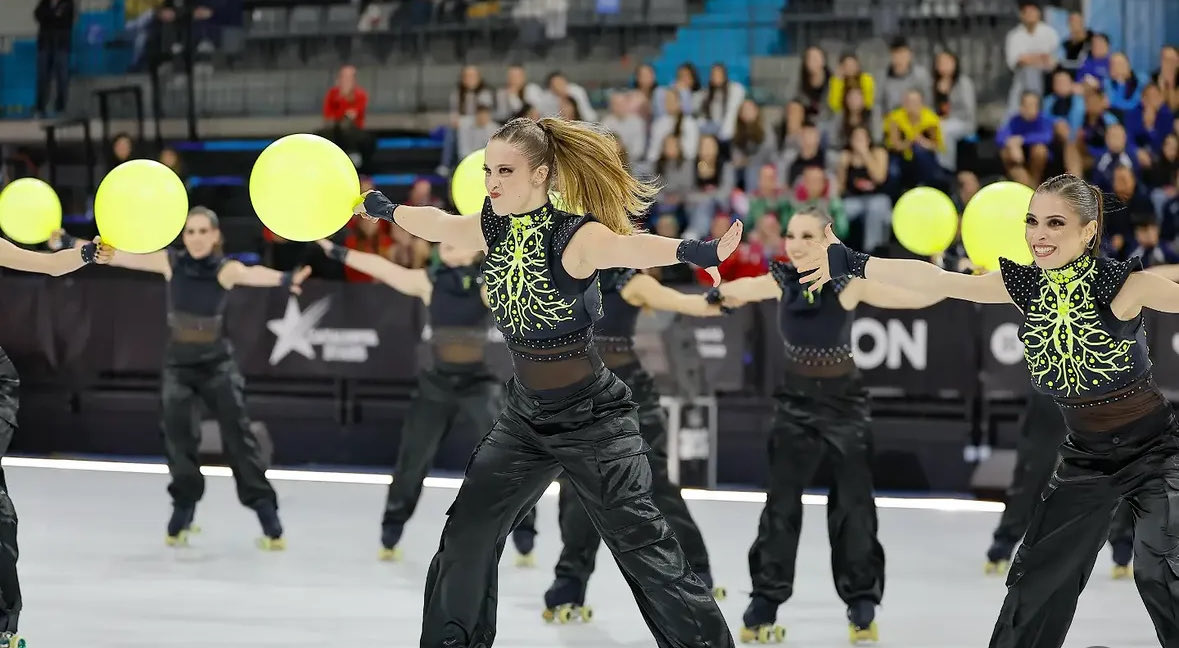 esportcat's tweet image. 🔝El Club Patinatge Artístic Olot aixeca el 18è títol europeu!

💥Les olotines, dirigides per Ricard Planiol i Ester Fàbrega, continuen liderant els grups grans

👏Enhorabona també al CPA Tona, que es va endur el tercer lloc

#esportcat