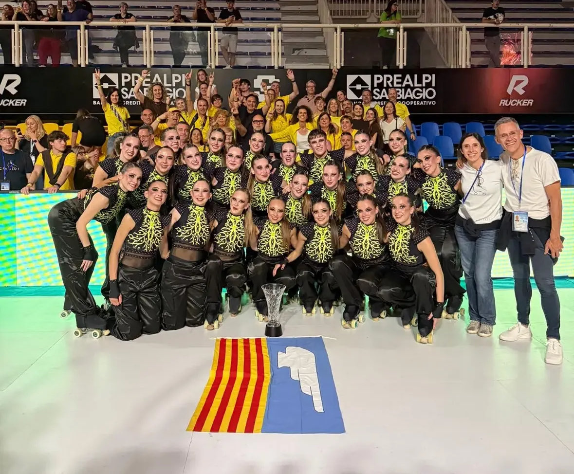 esportcat's tweet image. 🔝El Club Patinatge Artístic Olot aixeca el 18è títol europeu!

💥Les olotines, dirigides per Ricard Planiol i Ester Fàbrega, continuen liderant els grups grans

👏Enhorabona també al CPA Tona, que es va endur el tercer lloc

#esportcat