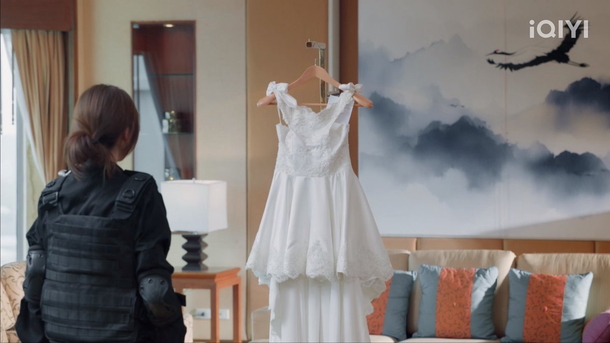 engfasaustin's tweet photo. the fine irony in the first scene, because of the painting of a free stork, while Lada is trapped in a family and soon a marriage she doesn't want. Then we have the second scene, when Apo comes to rescue Lada and she only finds the wedding dress, because Lada chose to BE the free stork🥹

Again, the attention to details is one of my favourite things in the show. 

THE WATER RETURNING HEART 
#นทีร้อยเล่ห์ตอนที่7