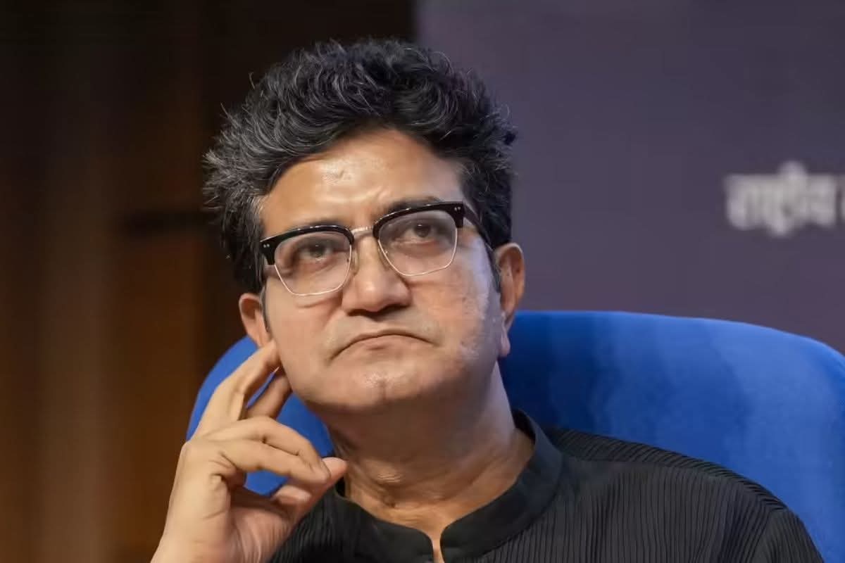 Prasoon Joshi—who told Modi a 'Fakir'—
becomes the new Prasar Bharati Chairman.