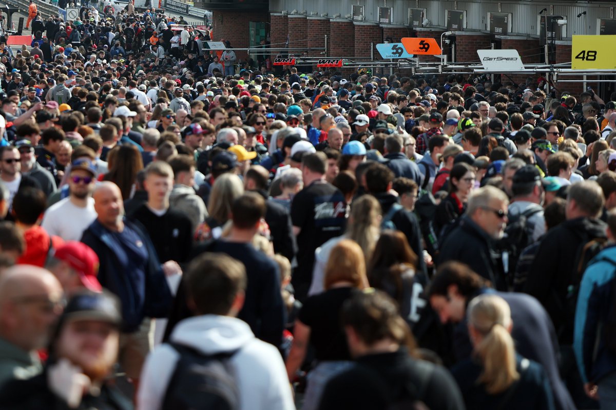 GTWorldChEu's tweet image. Pure passion! 😍🇬🇧

The Brands Hatch Grid Walk brought the masses to meet the stars of GT World ahead of a must-see day of Sprint Cup action! 🔥

#GTWorld | #GT3 #Motorsport
