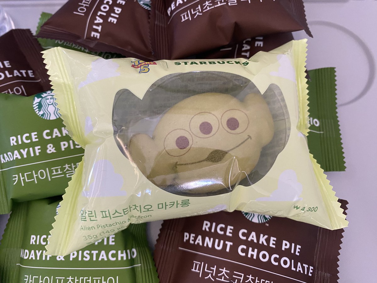 mainichiaibo's tweet image. リトルグリーンメン空を飛ぶ
#starbucks #littlegreenmen