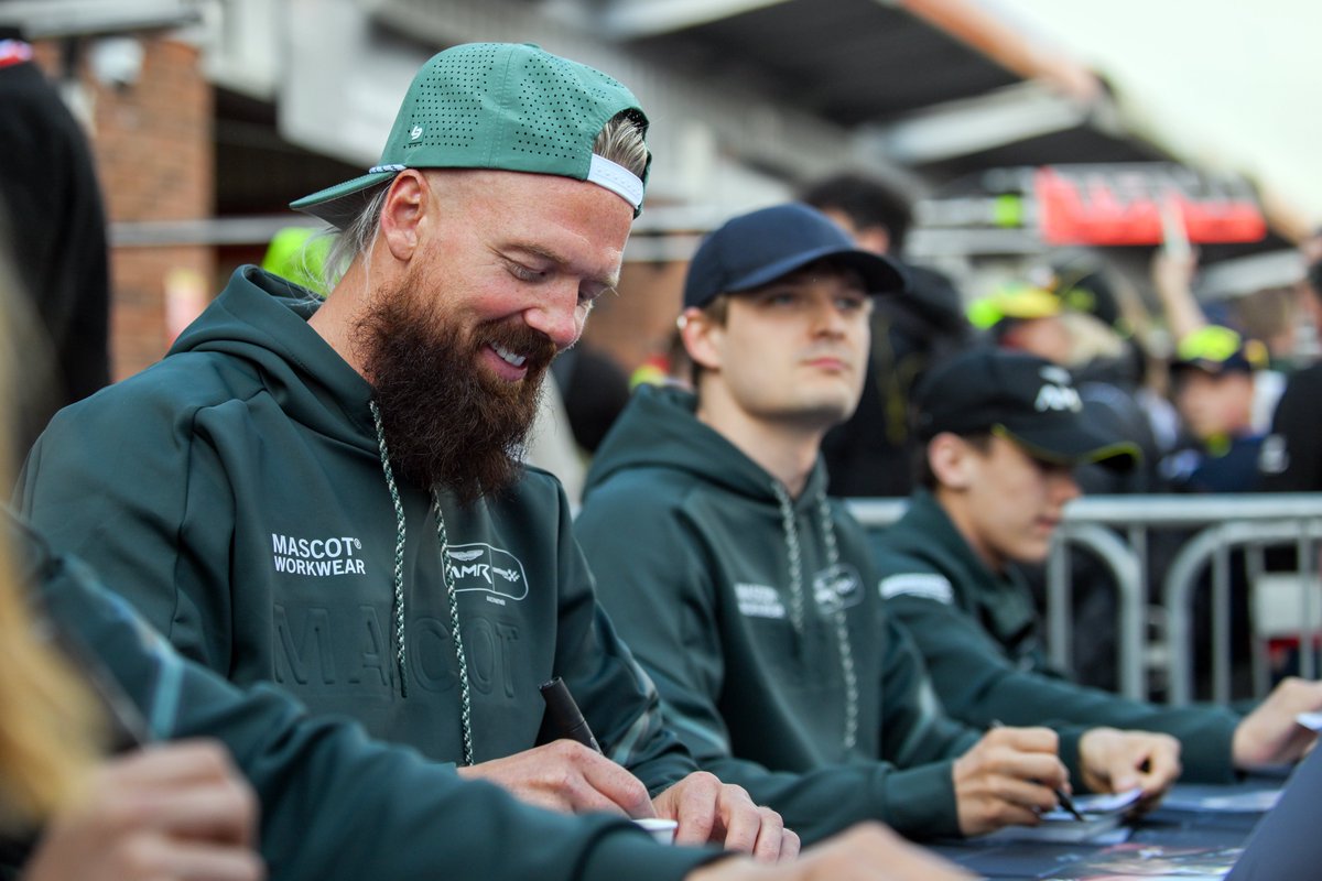 GTWorldChEu's tweet image. Pure passion! 😍🇬🇧

The Brands Hatch Grid Walk brought the masses to meet the stars of GT World ahead of a must-see day of Sprint Cup action! 🔥

#GTWorld | #GT3 #Motorsport