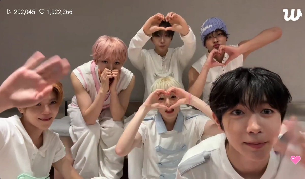 so nice to have group weverse live after a long time 🥹 thank you for coming wishies <33