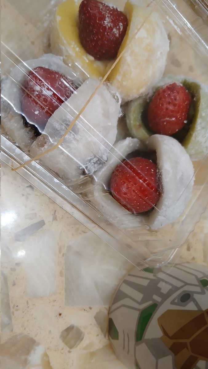 ClausK19's tweet photo. GW恒例の幕張メッセのフリマに行きたいと奥様からの要望。
3時間も居たけど、自分に買ったのは苺大福だけ… https://t.co/zBGr0yLn3U