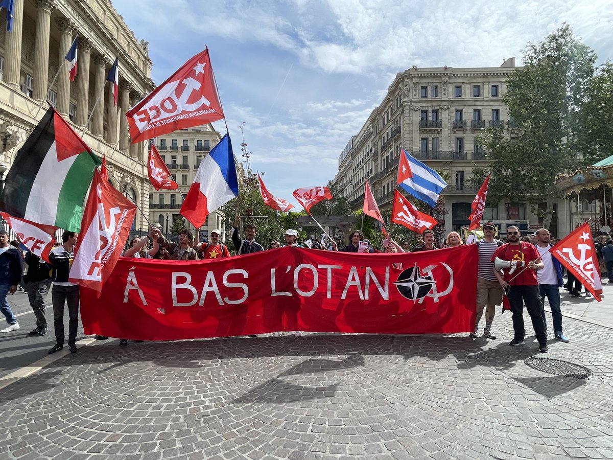 OrgaCommuniste's tweet photo. 🔴 MARSEILLE : L'OCF DANS LA RUE POUR LE 1ER MAI

Les camarades de Marseille étaient présents en nombre dans le cortège du 1er mai. Banderoles, slogans, distribution de tracts et diffusion de notre presse. https://t.co/YfhEbxNCJj