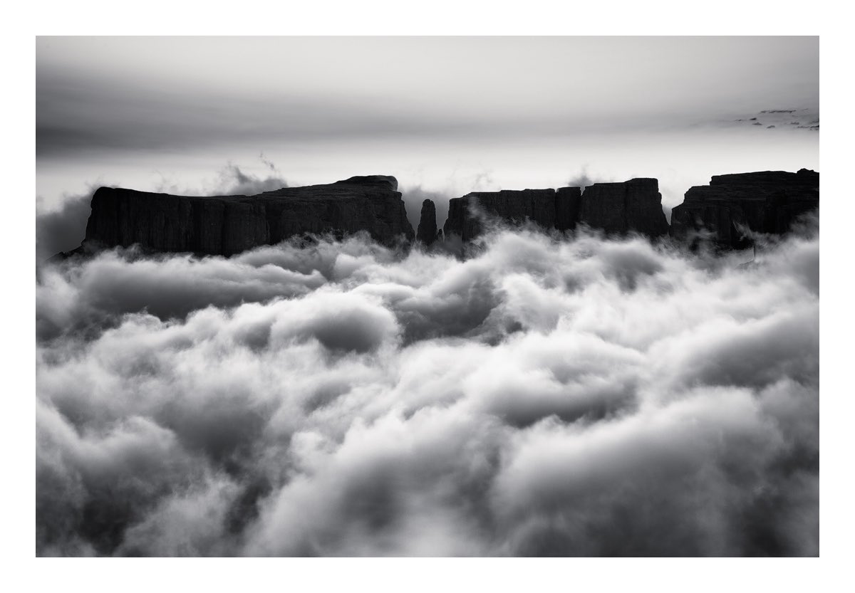 vdhPhotographic's tweet image. Turmoil - Drakensberg Amphitheatre, South Africa

As the sun begins to light the remnants of night, low clouds rise and swirl from the Drakensberg escarpment below the Dragon’s Tooth — nature’s dramatic theatre of turmoil.

#landscapephotography #blackandwhitephotography #fineart