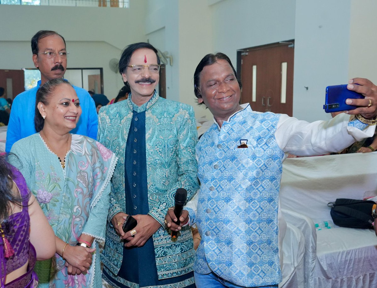 YaminiYJadhav's tweet image. वारकरी भवन, सी.बी.डी. बेलापूर येथे चि. अमेय व चि. सौ. कां. रूचिरा यांच्या शुभविवाह सोहळ्यास उपस्थित राहून नवदाम्पत्याला मनःपूर्वक शुभेच्छा दिल्या. 💐

त्यांचे आयुष्य प्रेम, आनंद आणि समृद्धीने परिपूर्ण होवो, हीच प्रार्थना. 🙏

#WeddingCeremony #Blessings #NewBeginnings #ShivSena