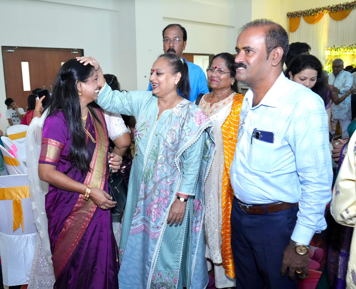 YaminiYJadhav's tweet image. वारकरी भवन, सी.बी.डी. बेलापूर येथे चि. अमेय व चि. सौ. कां. रूचिरा यांच्या शुभविवाह सोहळ्यास उपस्थित राहून नवदाम्पत्याला मनःपूर्वक शुभेच्छा दिल्या. 💐

त्यांचे आयुष्य प्रेम, आनंद आणि समृद्धीने परिपूर्ण होवो, हीच प्रार्थना. 🙏

#WeddingCeremony #Blessings #NewBeginnings #ShivSena