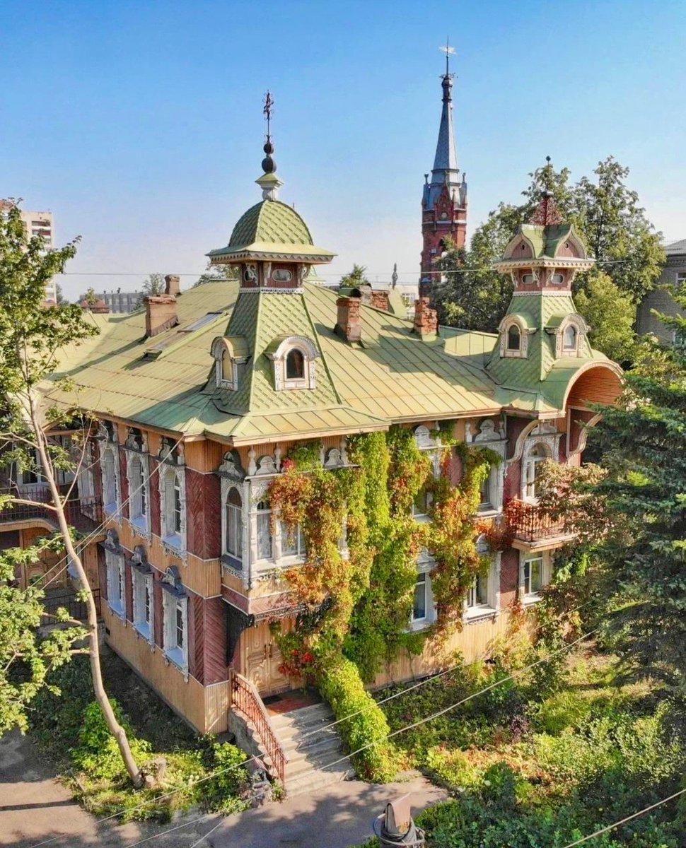 🏠This "gingerbread" tower is the famous House of Artists (the home of merchant S. G. Gordeev) in Rybinsk🇷🇺 
It's a true portal to the past,where carved window frames and tented turrets are immersed in the greenery of wild grapes🍇
The original building was constructed in 1900.