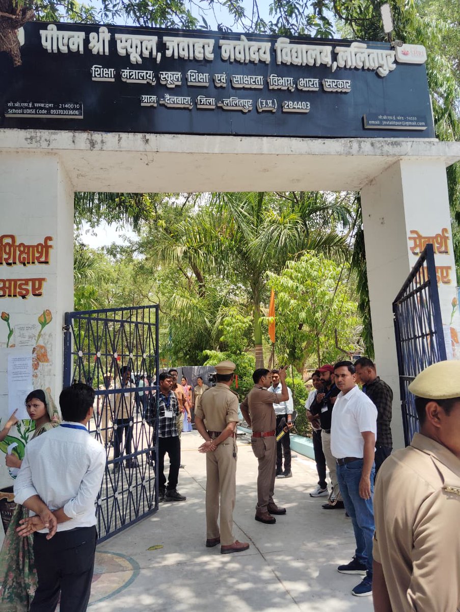 lalitpurpolice's tweet photo. #SPLalitpur @IPSMdMustaque के निर्देशन में #Addl_SP श्री कालू सिंह द्वारा प्रचलित नीट परीक्षा को सकुशल एवं शांतिपूर्ण ढंग से संपन्न कराये जाने हेतु भ्रमणशील रहकर "पी0एम0 श्री स्कूल,जवाहर नवोदय विद्यालय,ललितपुर" पर सुरक्षा व्यवस्था का जायजा लिया गया एवं ड्यूटी पर तैनात पुलिस बल को ब्रीफ कर आवश्यक दिशा-निर्देश दिए गए।