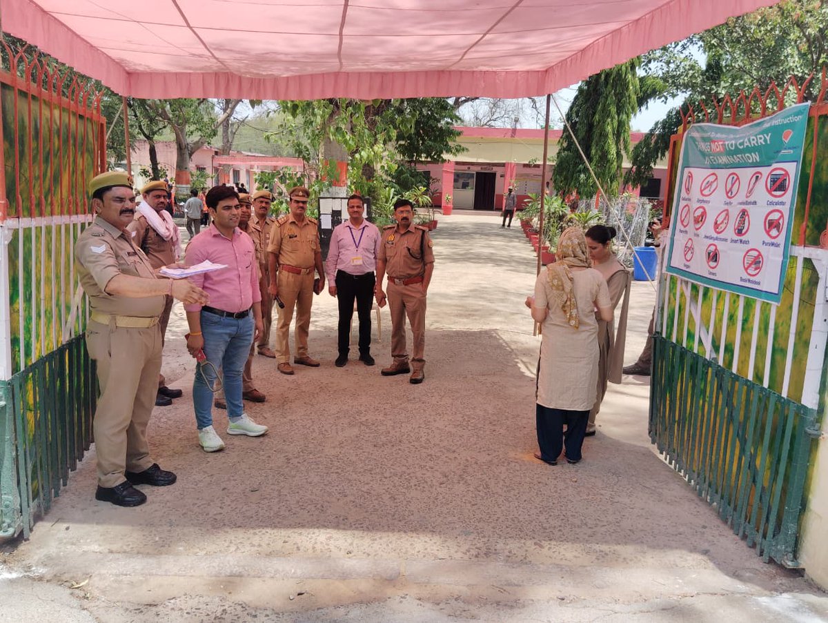lalitpurpolice's tweet photo. #SPLalitpur @IPSMdMustaque के निर्देशन में #Addl_SP श्री कालू सिंह द्वारा प्रचलित नीट परीक्षा को सकुशल एवं शांतिपूर्ण ढंग से संपन्न कराये जाने हेतु भ्रमणशील रहकर "राजकीय इण्टर कालेज,ललितपुर" पर सुरक्षा व्यवस्था का जायजा लिया गया एवं ड्यूटी पर तैनात पुलिस बल को ब्रीफ कर आवश्यक दिशा-निर्देश दिए गए।
