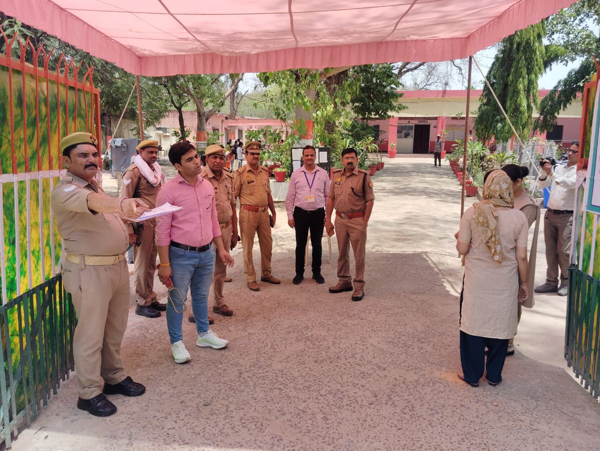 lalitpurpolice's tweet photo. #SPLalitpur @IPSMdMustaque के निर्देशन में #Addl_SP श्री कालू सिंह द्वारा प्रचलित नीट परीक्षा को सकुशल एवं शांतिपूर्ण ढंग से संपन्न कराये जाने हेतु भ्रमणशील रहकर "राजकीय इण्टर कालेज,ललितपुर" पर सुरक्षा व्यवस्था का जायजा लिया गया एवं ड्यूटी पर तैनात पुलिस बल को ब्रीफ कर आवश्यक दिशा-निर्देश दिए गए।
