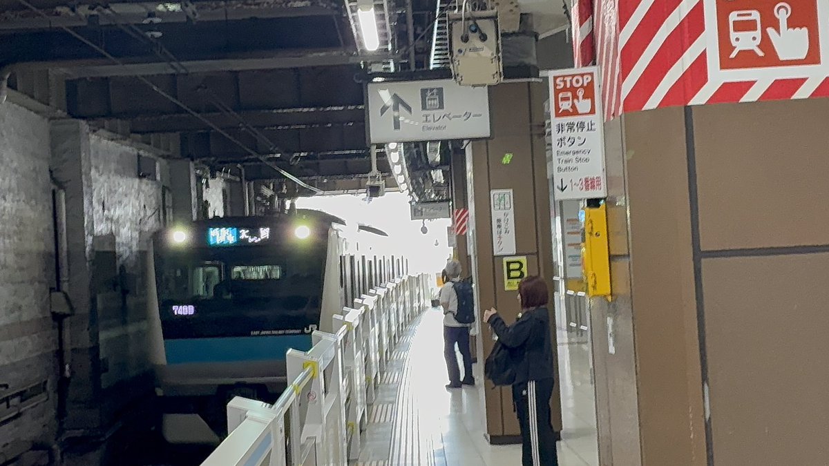 manafy_love2009's tweet image. この電車たちを見ると推しの色と錯覚することがある
#ふるっぱー #鉄道　#FRUITS ZIPPER