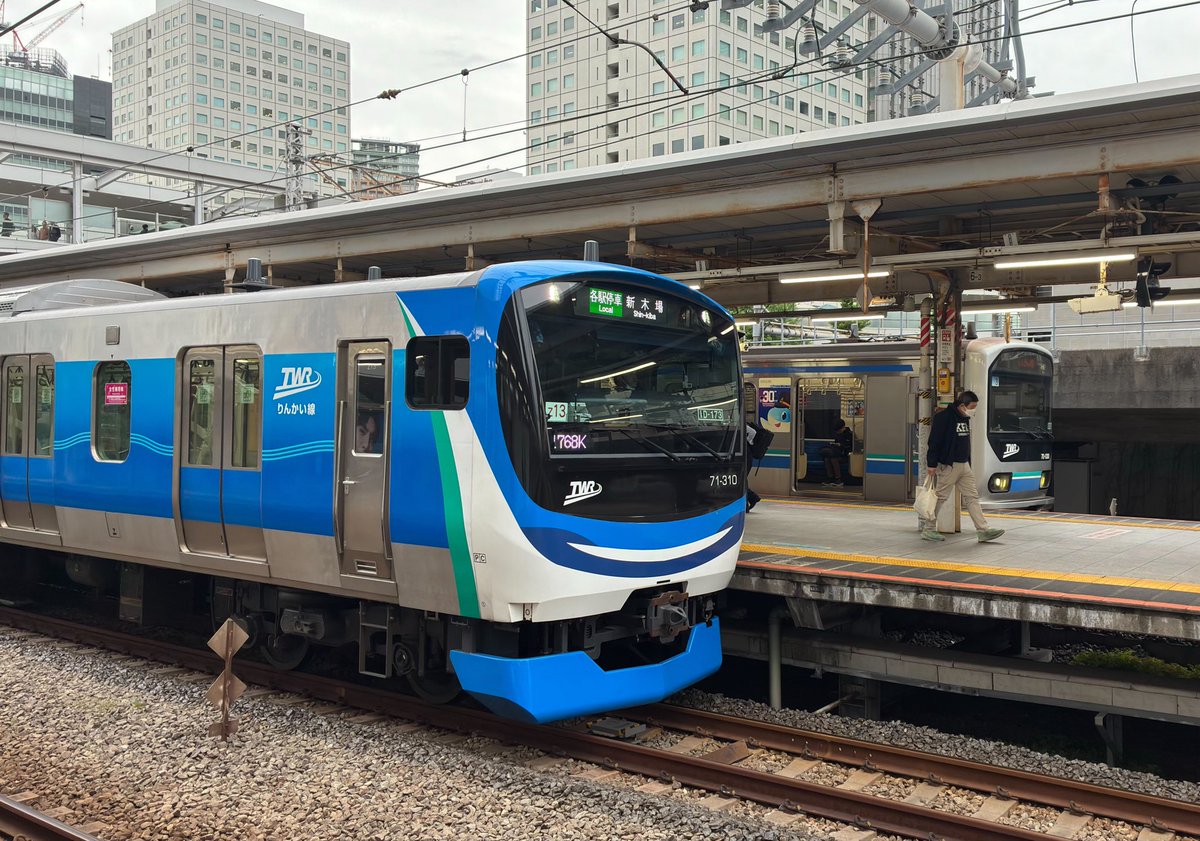 manafy_love2009's tweet image. この電車たちを見ると推しの色と錯覚することがある
#ふるっぱー #鉄道　#FRUITS ZIPPER