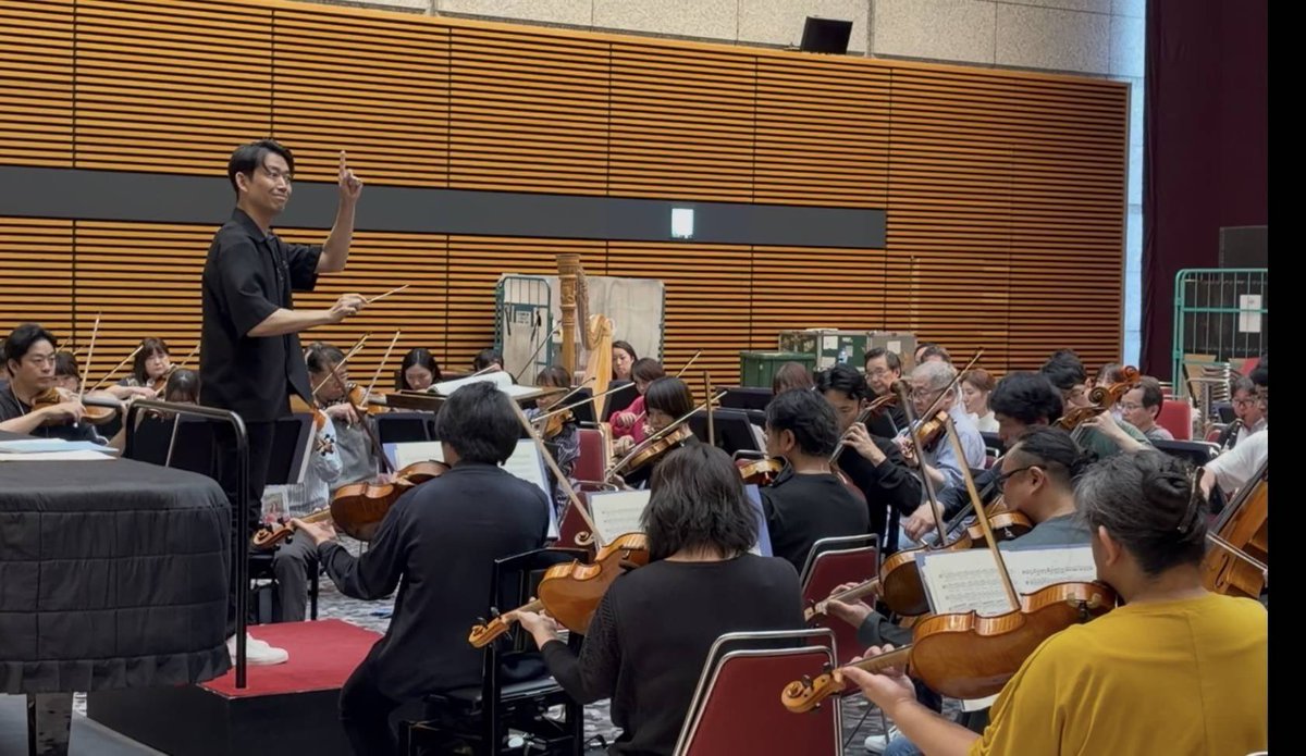 LFJtokyoBLOG's tweet photo. ◤#LFJ2026◢
【211】リハーサル風景🎻

明日の211公演では、オーケストラと一緒に世界の川を訪れます🛳️
クルーズ船の出航準備はバッチリ👍皆さまのご乗船を心よりお待ちしております☺️💕

〈キッズのためのオーケストラ・コンサート〉船に乗って世界の川を周遊！🛳️
https://t.co/cV2P61HWZj

#角田鋼亮(指揮)
#仙台フィルハーモニー管弦楽団
#中村萌子(司会)
