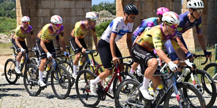 WielerFlits's tweet image. INTERVIEW | India, Algerije, Azerbeidzjan… Tarteletto-Isorex reist met succes de wereld rond, maar waarom? En hoe?

wielerflits.be/nieuws/india-a…

🇧🇪 #wielrennen #koers #cycling #TartelettoIsorex