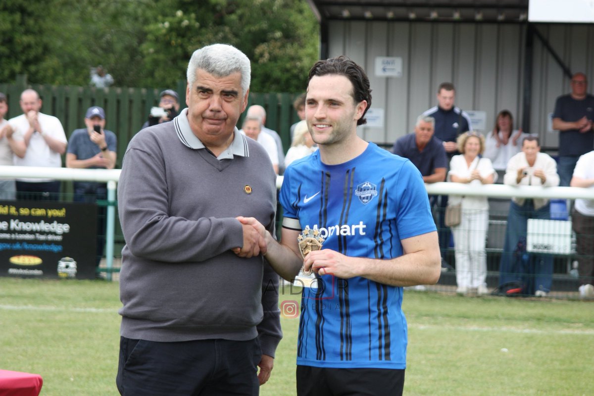 Aidor_media's tweet photo. Pitchside 🔵⚫️📸 

@buckhursthillfc are promoted to step 4 as they beat @barkingfc in the play off final. 

@EssexSenior @NonLeagueCrowd 

#COYSTAGS #Buckhursthill #ESL https://t.co/VfJQhHS2v9