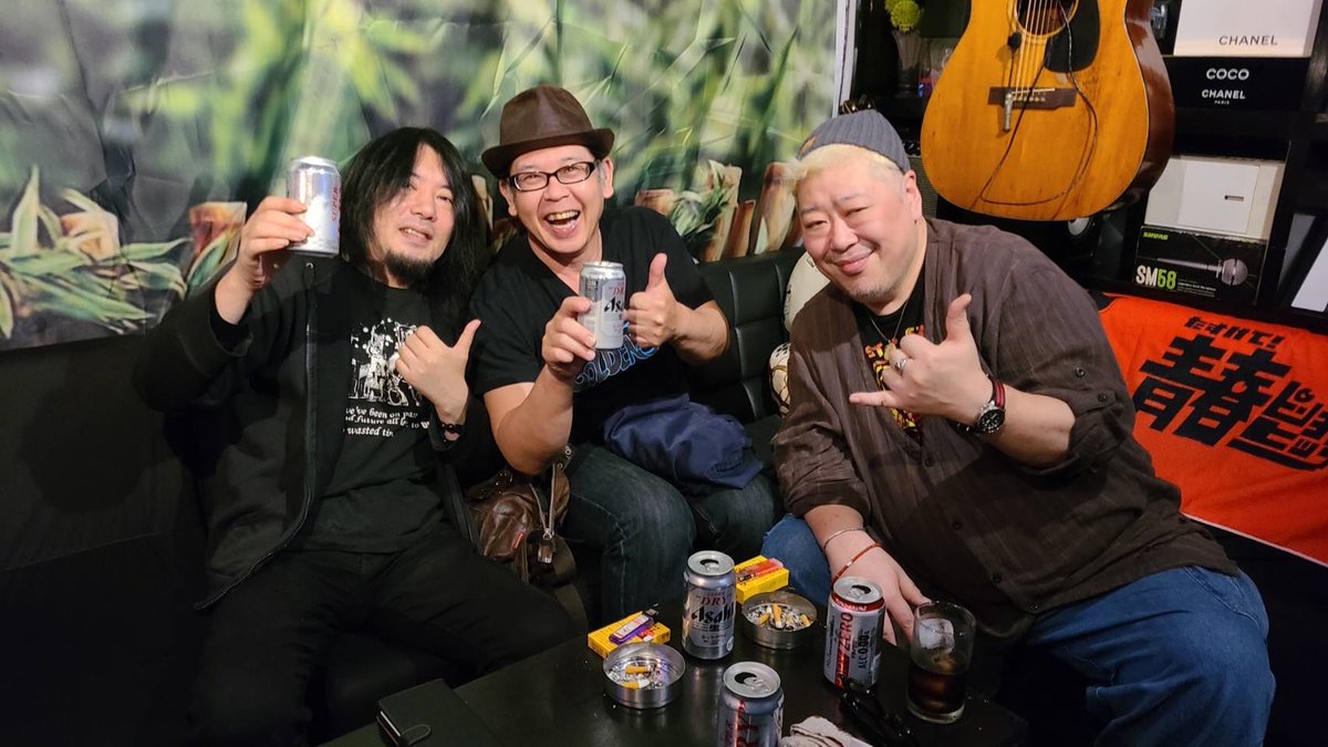 昨夜はニューニカイにてライブでした！しまーきゅりーさんも具島くんも素晴らしいライブで、わたくしイビもアクセルベタ踏み160km豪速球火の玉ストレートを投げ込んできました。同級生3人揃ったりして終演後も楽しいばかり。ビールもうまけりゃ給食も最高。素敵な夜でした！ありがとうございました！