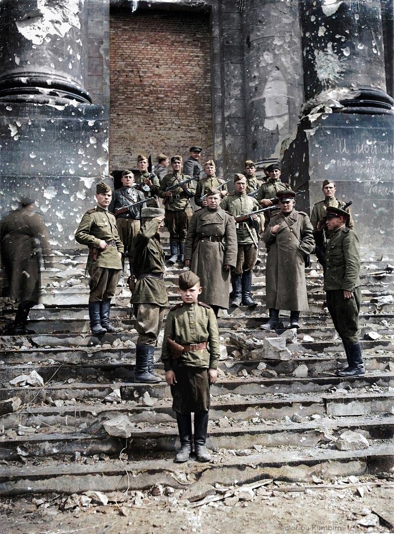 Берлин. Разведчики, участники штурма Рейхстага. 3 мая 1945. В подъезде Рейхстага. Из собрания Н.Беляева
Солдаты  150-й стрелковой Идрицко-Берлинской, ордена Кутузова 2-й степени  дивизии на ступенях Рейхстага (среди изображенных разведчики М.  Кантария, М. Егоров