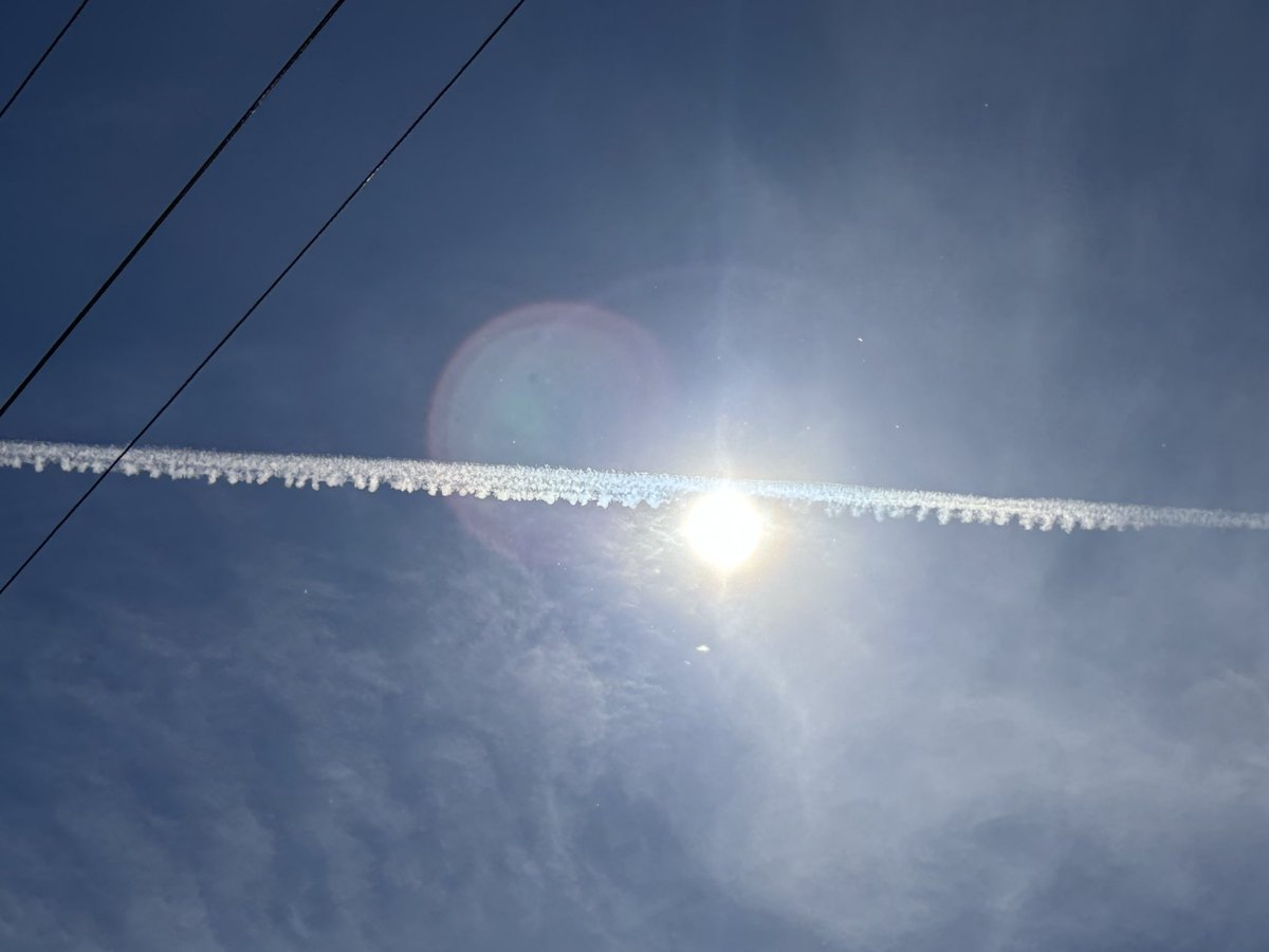 ANpeht's tweet photo. @WolnaRadio Jak to możliwe, że nawet w Święto,które powinno być symbolem wolności i suwerenności - nad polskim niebem obce samoloty, rozpylają tysiące ton toksycznych substancji pod pretekstem „geoinżynierii”? Dokąd zmierzasz, Polsko? I czy nie stoimy właśnie na krawędzi ostatecznego upadku? https://t.co/ImMNMrInQw