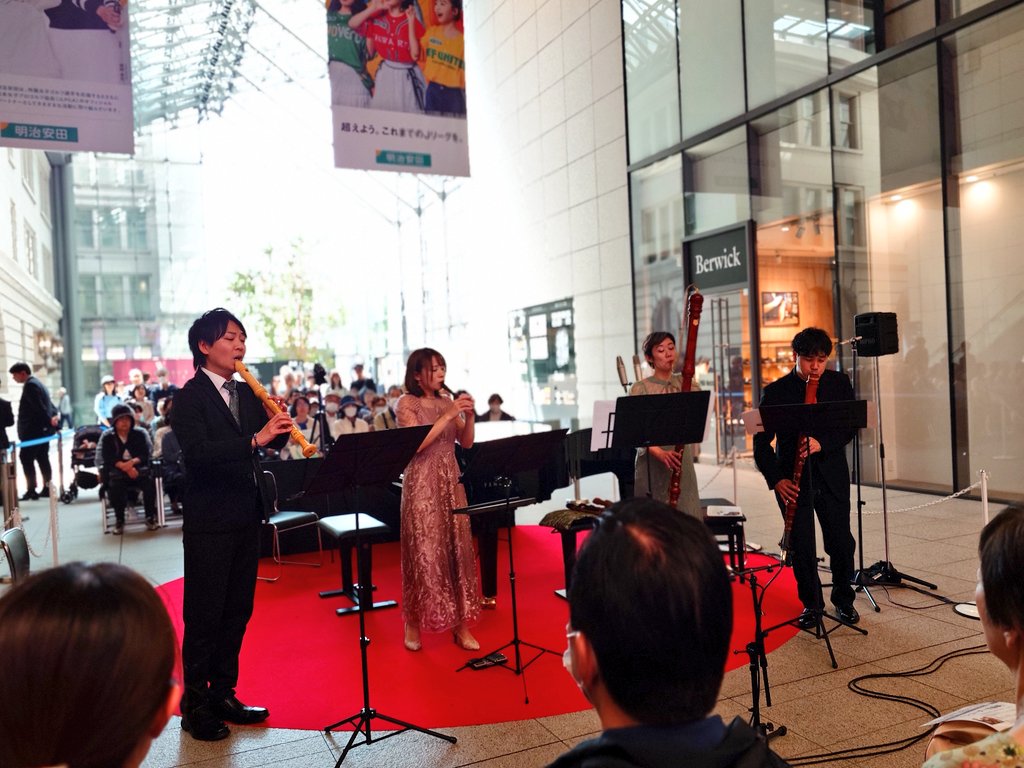 KUROMIairsept's tweet photo. LFJ TOKYO 2026 エリアコンサート@丸の内「リコーダー四重奏」Ensemble Reco+ 中村栄宏、大塚照道、桐畑奈央、宮里あや各氏演奏。
結婚し名古屋住みで帰郷中の幼馴染（Pf.やVl.堪能）を誘い鑑賞。多くの観客、開放的な空間でバッハ、ヘンデル、ヴィヴァルディの名曲響き、憲法記念日にふさわしい充実！ https://t.co/iU0ei0qfP4