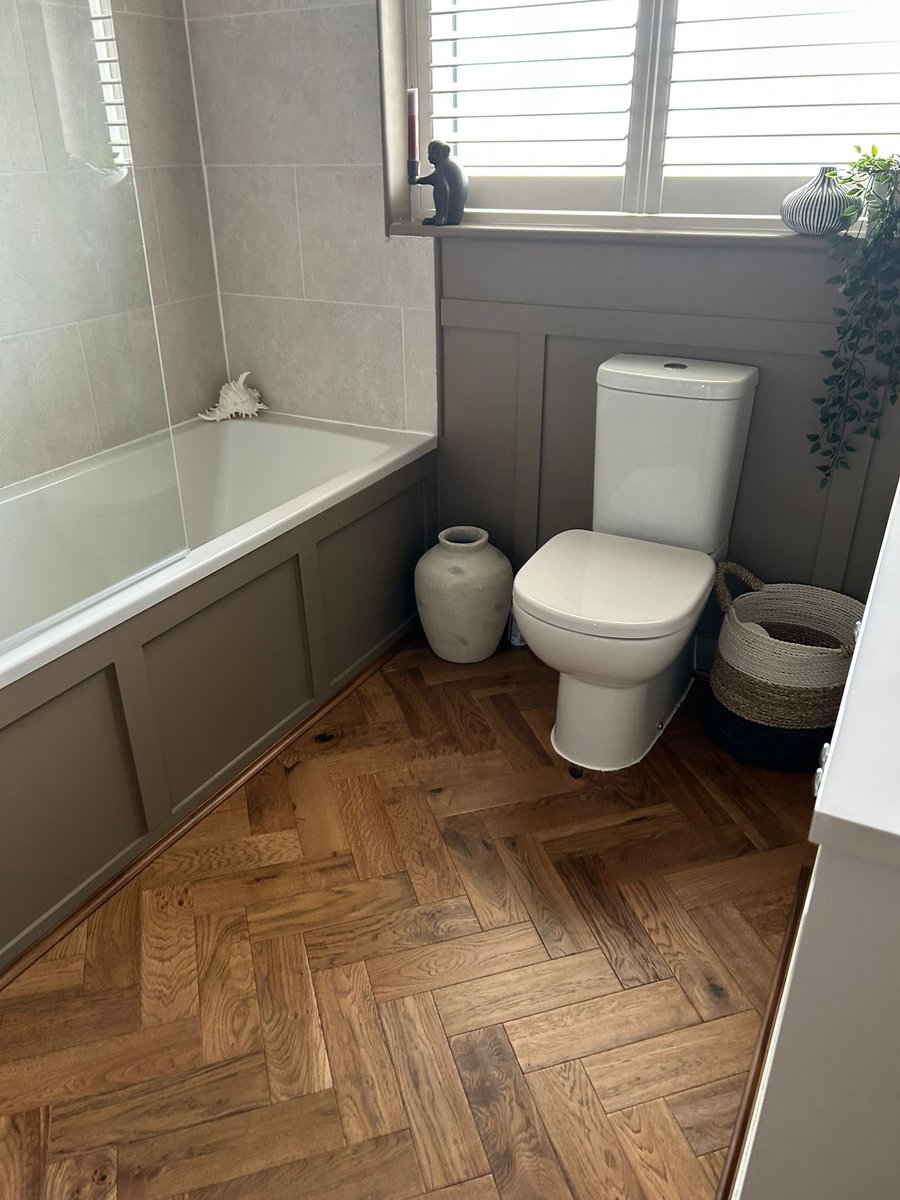 wfsnorthwales's tweet image. Our team supplied and installed Bowland Oak, engineered flooring to this kitchen and bathroom. 
Such a beautiful floor to match this beautiful home 😍
#engineered 
#installation
#bathroom
#kitchen
#flooringideas
#wood 
#flooring 
#deganwy
#northwales