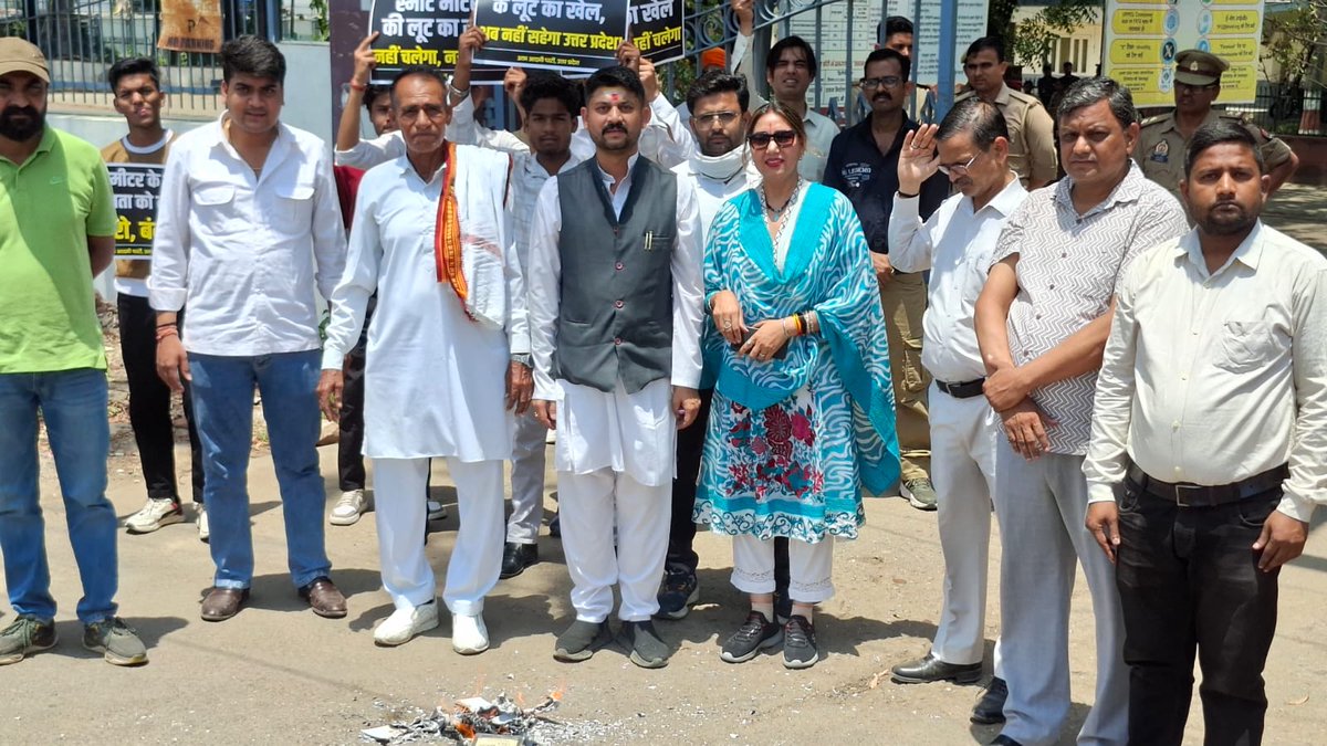 AAPBrajPrant's tweet image. आगरा में स्मार्ट मीटर के खिलाफ आम आदमी पार्टी का जोरदार प्रदर्शन।

ब्रज प्रांत अध्यक्ष @DrHChaudhary  जी की उपस्थिति एवं जिला अध्यक्ष @siddharthaazaad  जी के नेतृत्व में महामहिम के नाम ज्ञापन सौंपा गया।

जनता पर अन्याय नहीं सहेंगे।

#SmartMeterVirodh #AAP #Agra