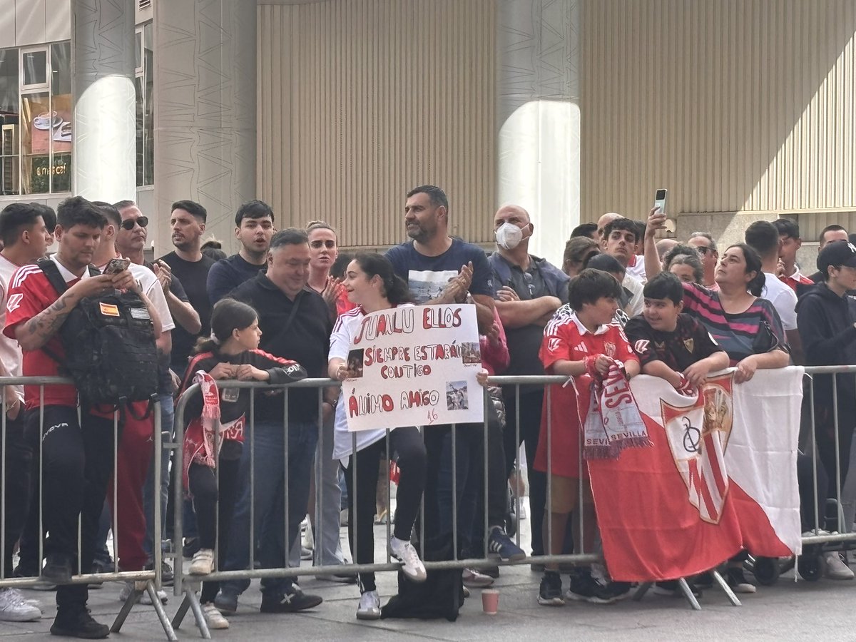 ramirezmaximodc's tweet image. 🥺El mensaje de una pequeña aficionada del #SevillaFC a Juanlu Sánchez 
“Juanlu ellos siempre estarán contigo. Ánimo Amigo”