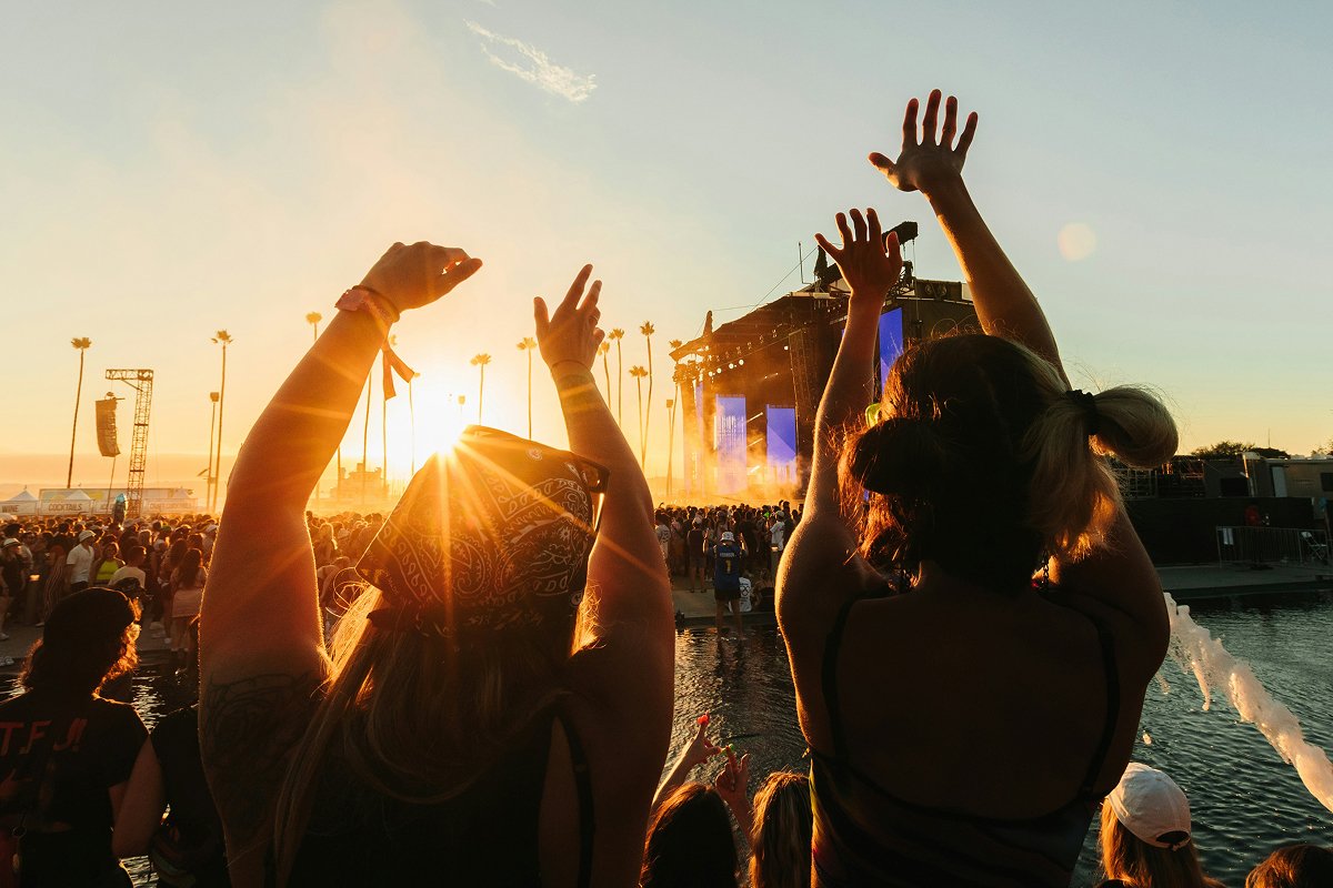 MarktheSpaman's tweet image. Phone-Free Events Restore Connection ~ insider.fitt.co/phone-free-eve… via @fittinsider #wellness #wellbeing