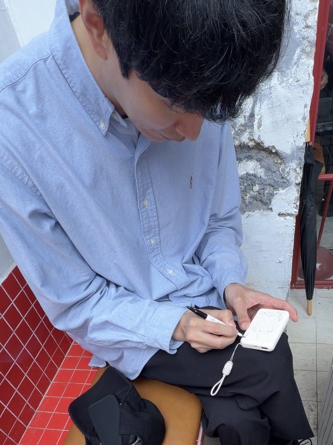 op randomly ran into lee minki at a café and asked for his autograph but when they handed him a café napkin to sign, he looked at it and jokingly went, "won’t you just throw that away if it’s on that?" LMAO he’s so 😭😭 but op reassured him they’d frame it and keep it safe 🤍