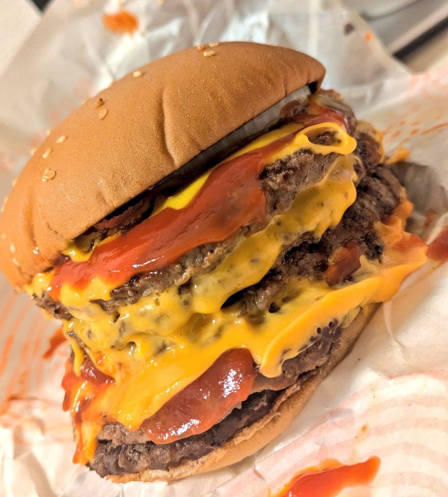 Y22_014's tweet photo. バーガーキングの二代目 BABY BODY BURGER 食べました
少食なので半分で満腹になったけど、まーじで美味かった 高いだけあるわ https://t.co/uxBMjSXMsW