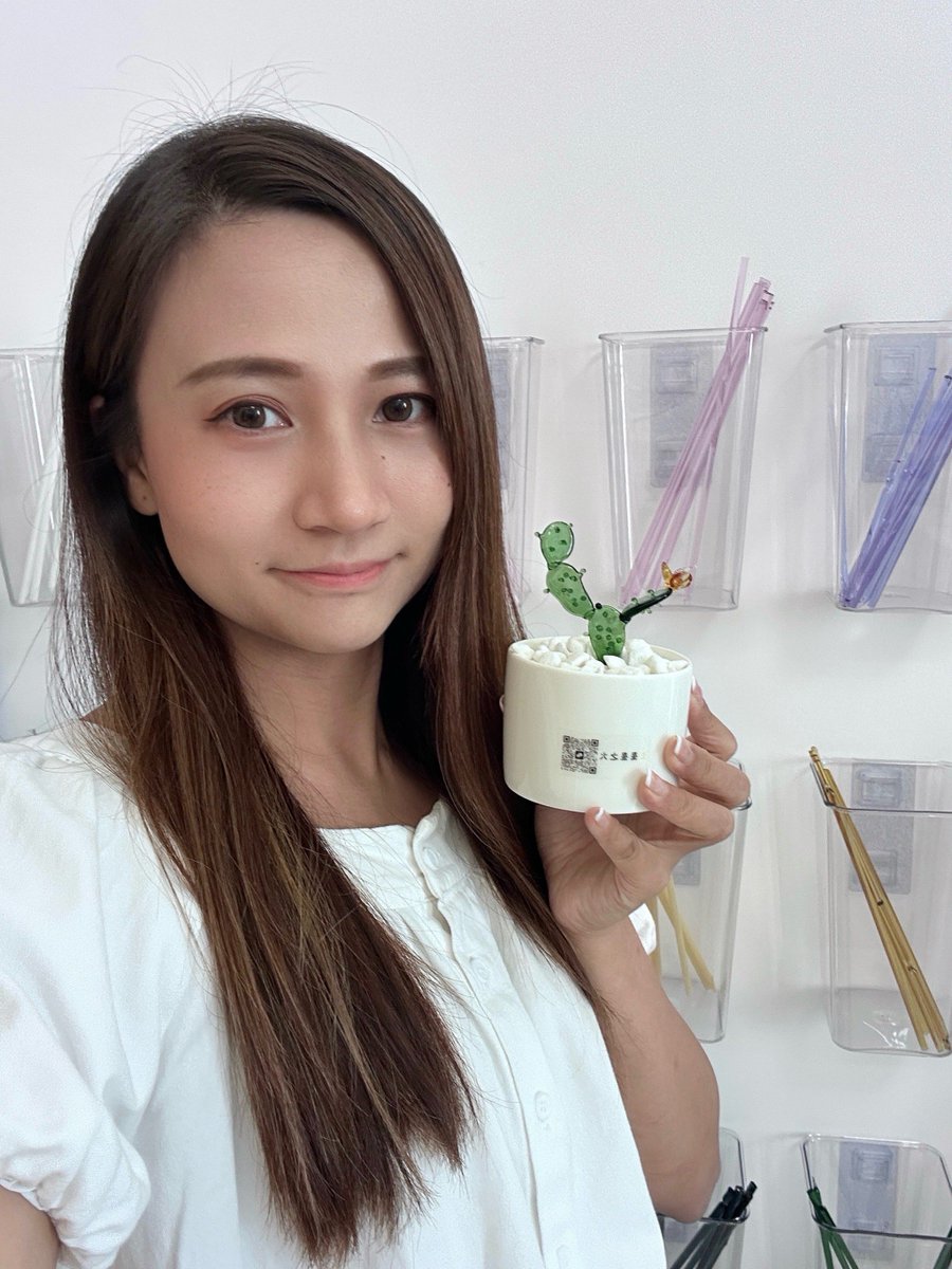 WhiteWolfe10's tweet image. Turn old glass jars into cute plant pots! Clean, paint, add soil u0026 succulents—zero waste, full charm  #UpcycleHacks #SustainableLiving