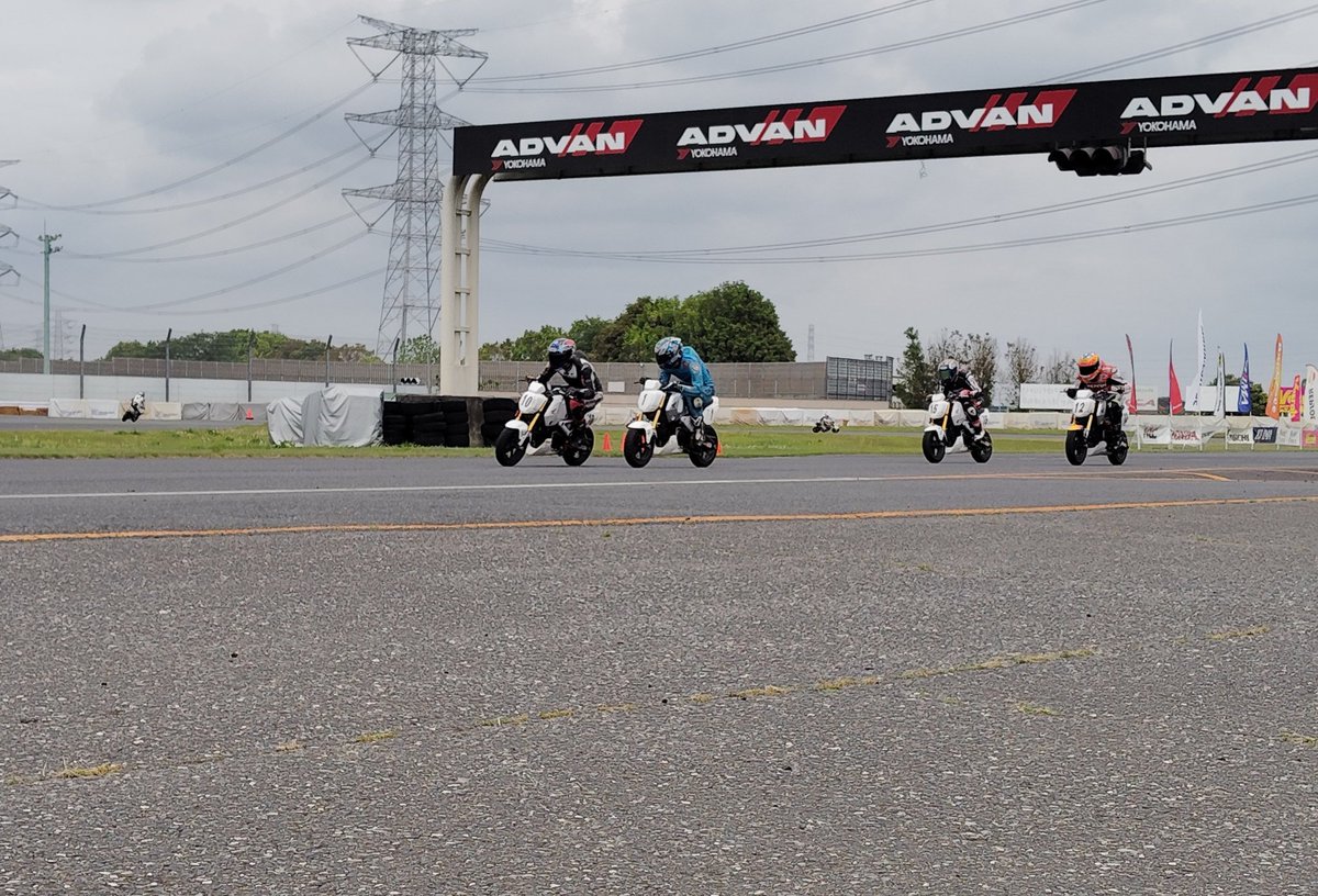 TOS2070's tweet photo. 本日はコース1000にて、レン耐のコース員として参加しました！
5月らしさを感じる夏日の中、サーキットが多くのグロムでにぎわった日となりました！
来週はいよいよテイスト！
ライダー、オフィシャルの皆さん、熱中症には気をつけましょう https://t.co/xh54Br7PzR