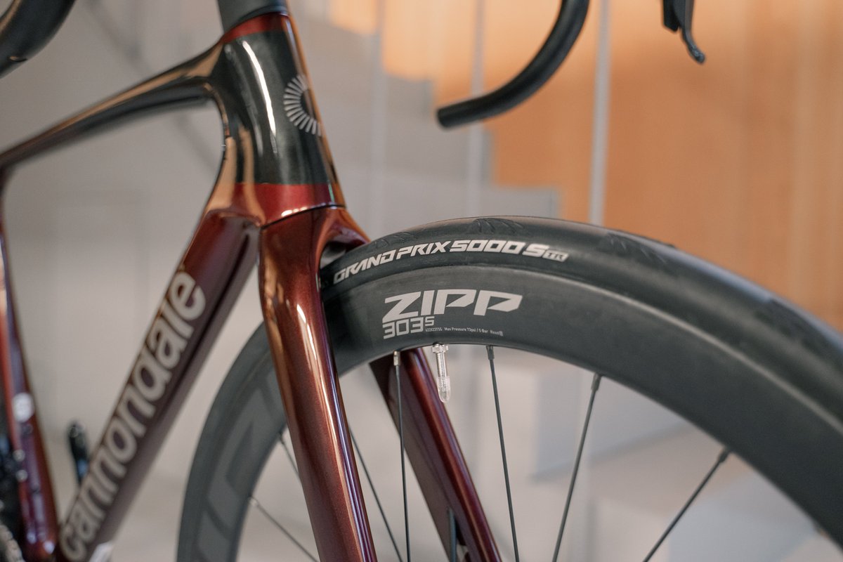 PointCanvas's tweet photo. CANNONDALE SuperSix EVOのフレームにSRAM RivalとZIPP303sを使ったオリジナル完成車をご用意しました。

SRAMはブレーキレバーが握り易く、タッチの軽さも優秀です。また深みのある濃い赤色フレームとは見た目にも好相性です。
詳しい仕様はリンク先の記事でご確認ください
https://t.co/4IiV875YUX https://t.co/ifvmW2GiNq