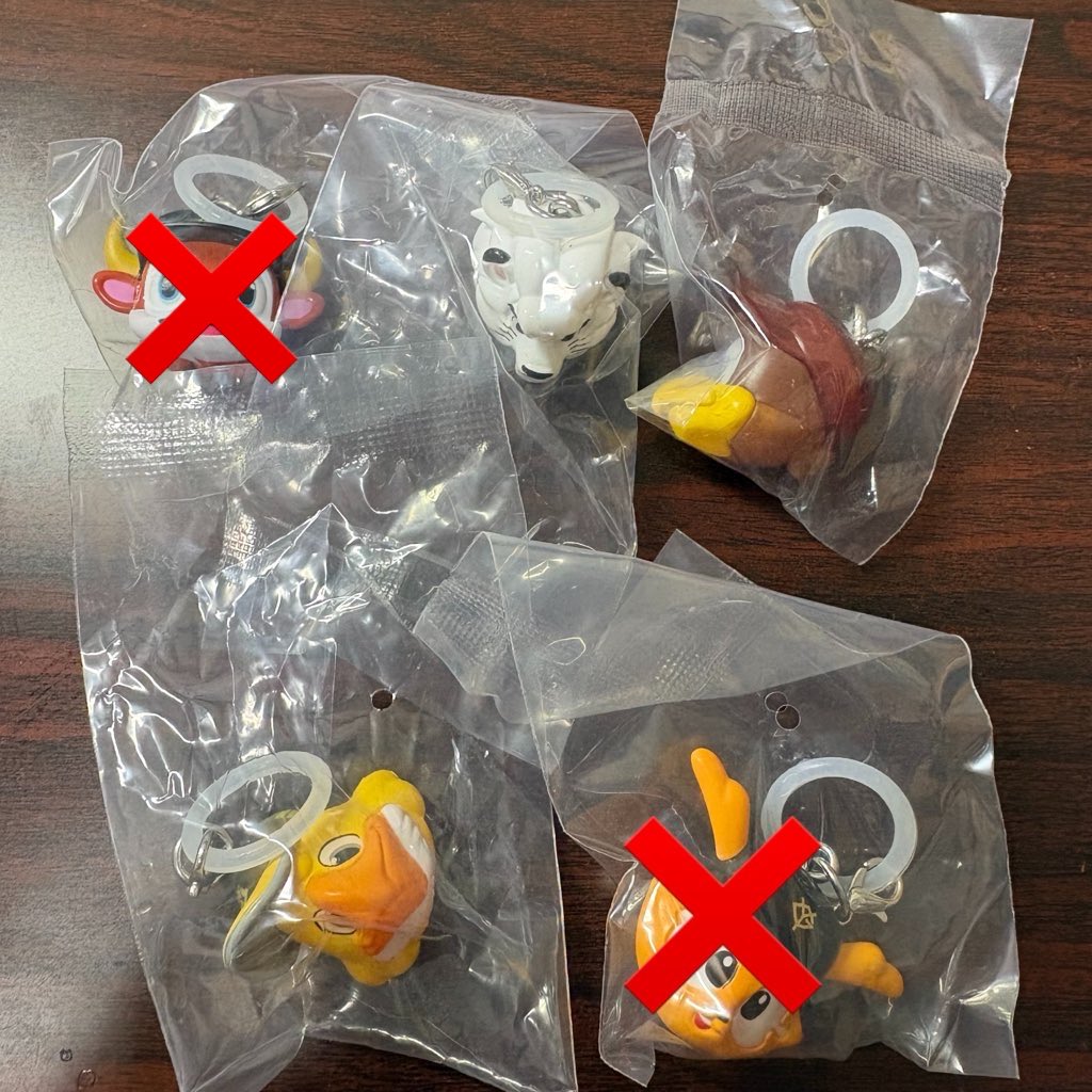 ochamaru_b's tweet photo. 【交換】プロ野球マスコット めじるしアクセサリー ガチャ

【譲】ハリーホーク　レオ　クラッチ

【求】ジャビット♾️ ドアラ>>買取

郵送または5/26.6/5東京ドームにて交換
お心当たりのある方、お声掛けください。 https://t.co/x00ExEDCd6