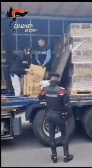 narcodiario's tweet image. Este camión con matrícula croata llegó a #savona por tierra, para recoger un remolque que llegaba desde #España . Dentro,  un gran alijo de #hachís fue incautado. VÍDEO 📹 📼 e info, en
narcodiario.com/2026/05/deteni…