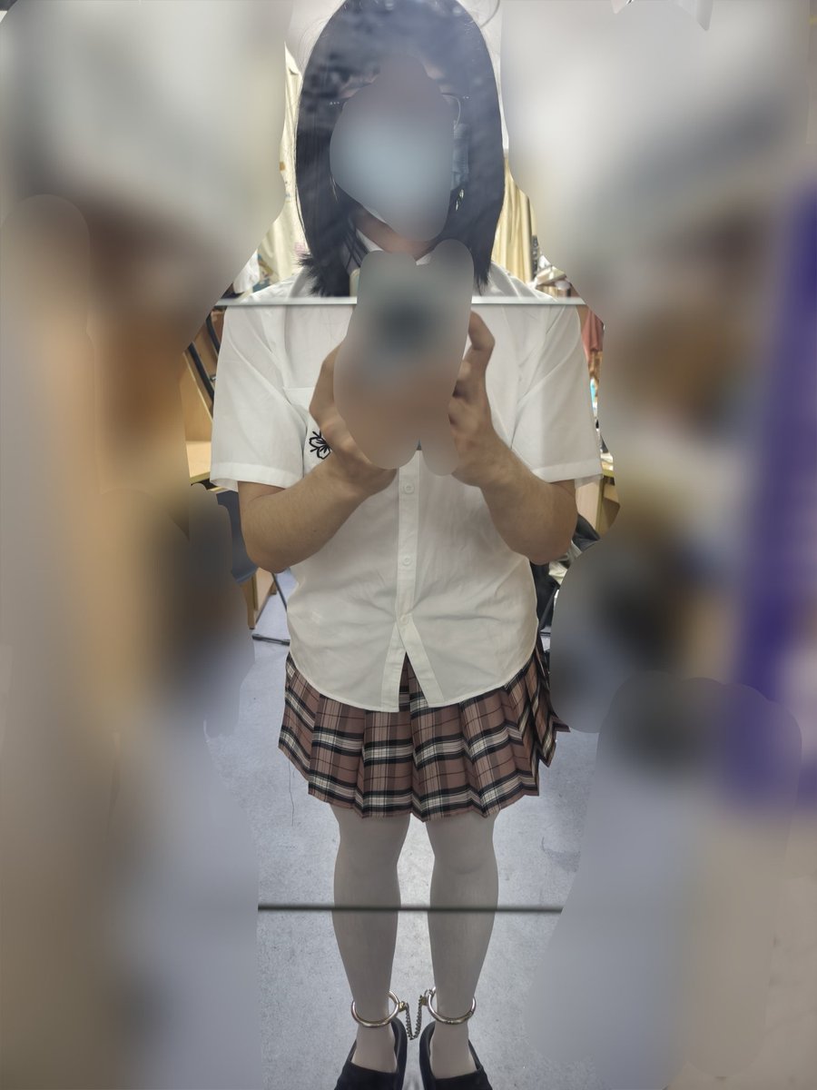 Siddharsm's tweet photo. 五一宿舍没人，带上锁以后在宿舍穿着女装发情了~

没有脱毛，就不拍完整的锁了

#贞操锁 #贞操带 #伪娘 #女装 #镣铐 #裤袜 https://t.co/ENqBCSljNf