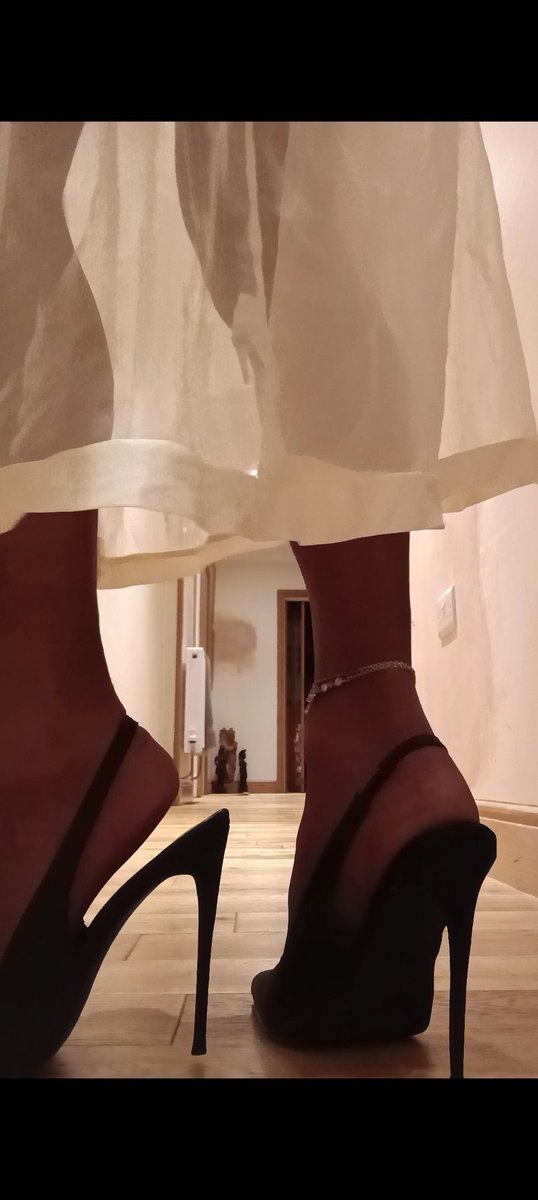 killforheels's tweet photo. My new slingbacks have got me soooo hard 💦👠♥️ https://t.co/JDzuZXhifF