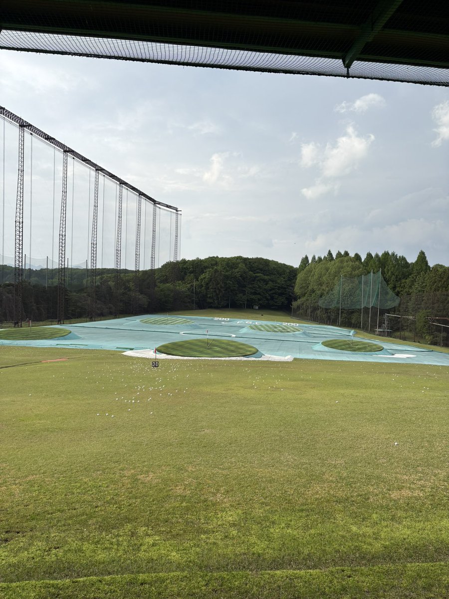 TOP99golf's tweet image. 今日は練習の日⛳️🏌️‍♂️
3日連続でやっていく〜🔥
本日はアプローチメインで✌️
フェイスをやや閉じて上げて開いて打つみたいなやり方をYoutubeで観ていざ実践👊
練習場ではいい感じ☺️
あとはコースで使えるかどうか😅
今度試してみよう
#ゴルフ