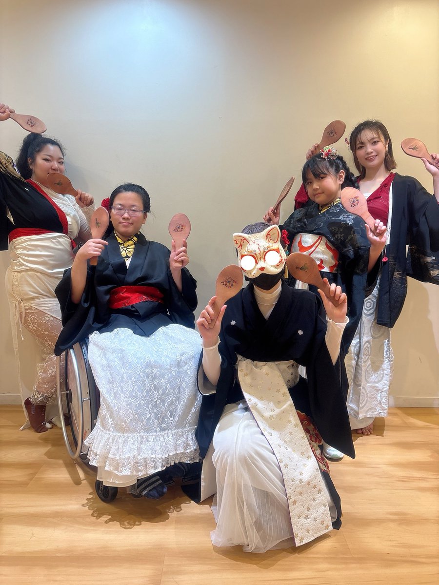 博多どんたく アイランドアイ演舞台

無事に踊りきりました🙌

雨の中足をとめてくださった皆様
傘をさしながら一緒に踊ってた皆様
スタッフの皆様
全てに感謝です🙏✨
本当にありがとうございます！

 #結びの鶯 
<a href="/Noa_Jugons/">Gassy（ガッシー）（田頭 乃亜)（Noa）</a> <a href="/wahuku_me_/">猫面✗-</a>