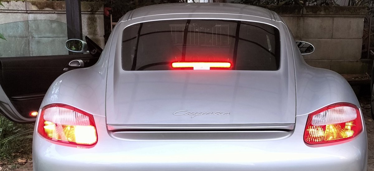 merrieszzw30's tweet image. 右のブレーキランプが玉切れってメッセージが来たので直します
ユニットを取り出してバルブを交換してサクッと終了
こういうDIYで直せる所があるクルマって愛着湧くよね
 #Porsche