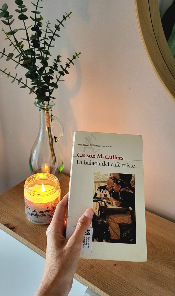 virginiagarzaB's tweet image. «Cuántas veces, después de haber estado uno sudando, y esforzándose, y las cosas no se arreglan, se le mete a uno en el fondo del alma el sentimiento de que no vale gran cosa».

Carson McCullers no decepciona, es un cuento oscuro y triste, pero maravilloso.