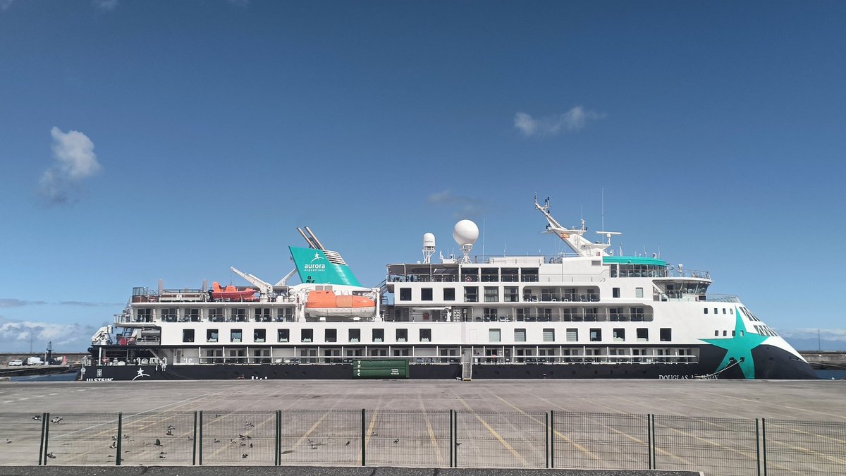 crucering's tweet image. La semana pasada tuvimos a un visitantes peculiar en Tenerife, el Douglas Mawson de Aurora Expeditions. 
Está naviera es conocida por llegar con sus tres pequeños cruceros a lugares poco frecuentados y no accesibles para grandes cruceros. 
#tenerife #douglasmawson @Polar_Experts
