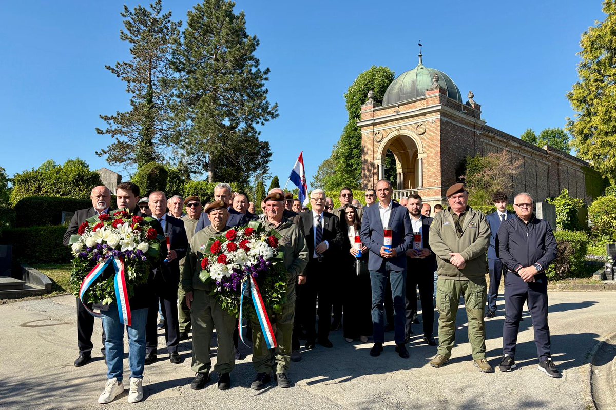 HDZ_HR's tweet photo. 🙏 28. godišnjica smrti Gojka Šuška. ✝️ Mirogoj. Predstavnici svih #HDZ zajednica, @ZagrebHdz & obitelji Šušak položili su vijence i svijeće na grobu ratnog ministra obrane 🇭🇷 i najbližeg suradnika dr. Franje Tuđmana.

Izaslanstvo naše stranke predvodio je glavni tajnik @KKaticic ➡️ https://t.co/2Ui8CrpxOv