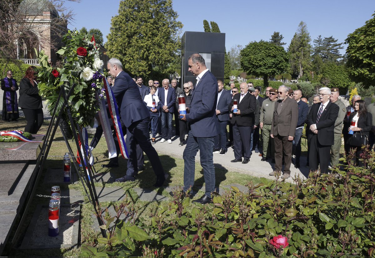 HDZ_HR's tweet photo. 🙏 28. godišnjica smrti Gojka Šuška. ✝️ Mirogoj. Predstavnici svih #HDZ zajednica, @ZagrebHdz & obitelji Šušak položili su vijence i svijeće na grobu ratnog ministra obrane 🇭🇷 i najbližeg suradnika dr. Franje Tuđmana.

Izaslanstvo naše stranke predvodio je glavni tajnik @KKaticic ➡️ https://t.co/2Ui8CrpxOv