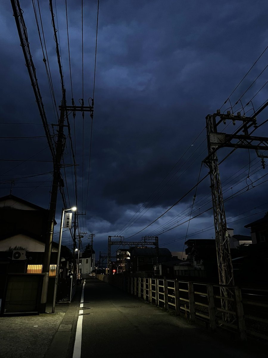 歩く実感があるから風の強い日は悪くない。それに今にも降り出しそうな空も嫌いじゃない。溜めに溜めて堪えきれなくなって最初のひとしずくが落ちる瞬間、それは歌と同じだから