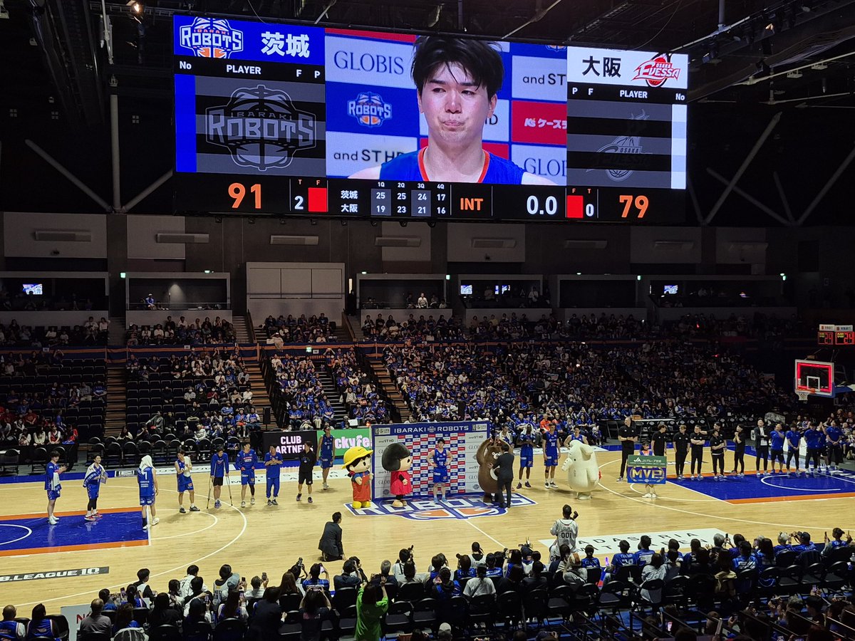 mygdpup's tweet photo. 最高の試合をありがとう！
しっかりとメガホンは叩き壊しました。
そしてエリック引退って(泣
#茨城ロボッツ https://t.co/TcTqgpPaNe