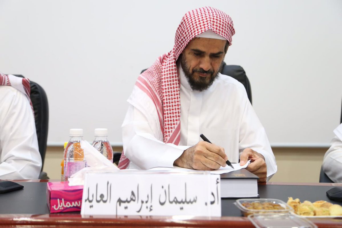M_A_Alamry's tweet photo. 🔹

اللهمَّ ارضَ عن شيخي الأكبر أ.د.سليمان بن إبراهيم العايد، وأرضه عنك، واجزه عن العلم وأهله عامة، وعني خاصة، خير الجزاء وأوفاه!

كان، حفظه الله، يحفظ لمجلس العلم حرمته، وينزله منزلته، ولا يرضى بحال من الأحوال أن يساوى بينه وبين مجالس الأنس واللغو، فمجلس العلم عنده له بداية من تأخر عنها حُرم منه، وله آداب من أخلَّ بها أُخرج منه، وله نهاية لا بد لكلِّ جالسٍ فيه أن يبلغها، وكان يقطع بأنَّ من أعظم الجناية على العلم، أن تكون قاعة الدرس نهبًا لكلِّ عابث، وكأنها مجلس لهوٍ على قارعة طريقٍ، وكان يتمثل بقول الأول:

            إذا استوتِ الأسافلُ والأعالي
            فقد طابَـت منادمــةُ المنايا